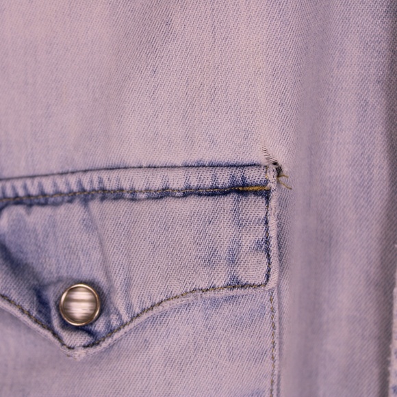 0267-Levi’s Light Wash Denim Western Snap Shirt (Men’s L/XL) - Picture 5 of 10